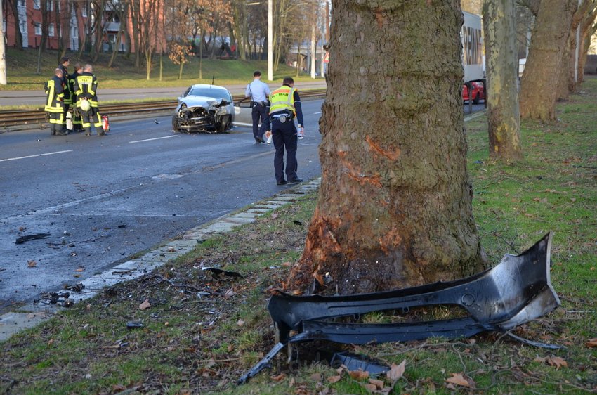 VU PKW Baum Koeln Muelheim Pfaelzischer Ring P050.JPG